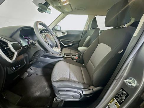 Used 2025 Kia Soul LX w/ LX Technology Package FWD image 13