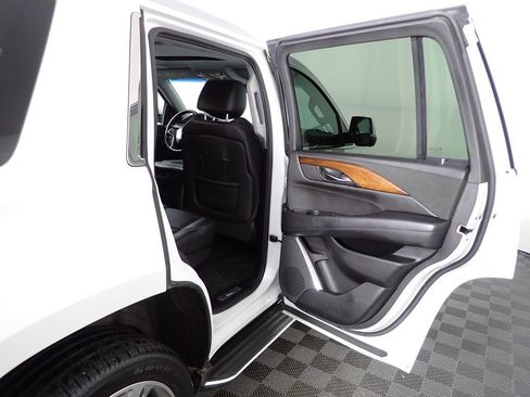 Used 2016 Cadillac Escalade Luxury image 36