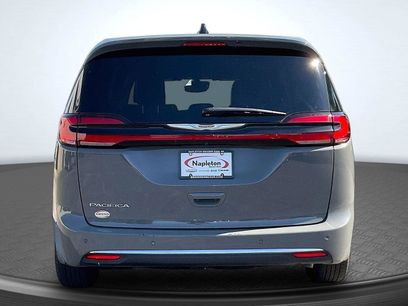 Used 2025 Chrysler Pacifica Select