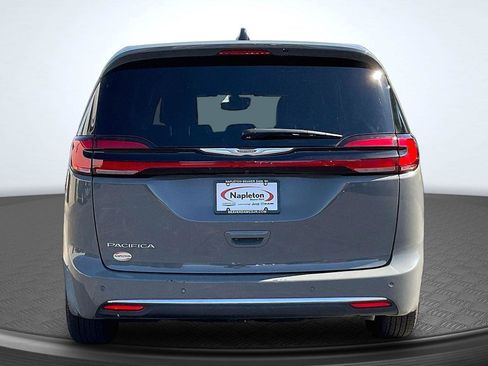 Used 2025 Chrysler Pacifica Select FWD image 4
