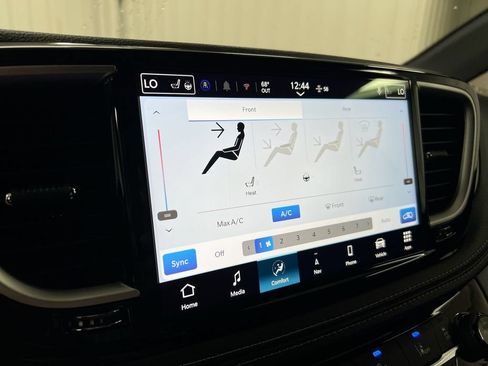 New 2027 Chrysler Pacifica Select AWD/4WD image 17