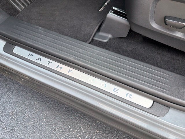 Used 2025 Nissan Pathfinder Platinum AWD/4WD image 14