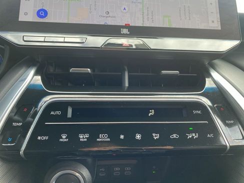 Used 2023 Toyota Venza Limited image 10