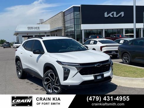 Used 2025 Chevrolet Trax RS w/ Driver Confidence Package FWD image 1