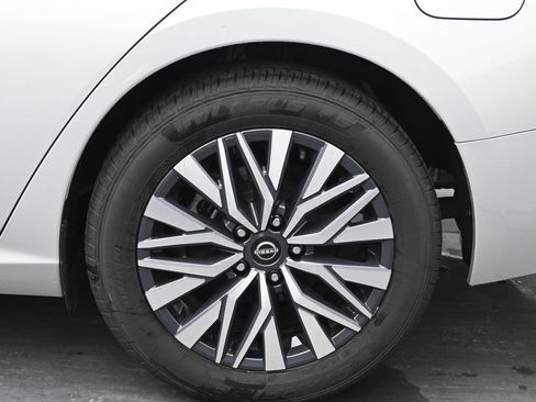 Used 2024 Nissan Altima 2.5 SV FWD image 15
