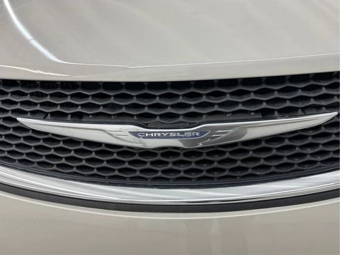 Used 2017 Chrysler Pacifica Touring-L w/ Tire & Wheel Group FWD image 33