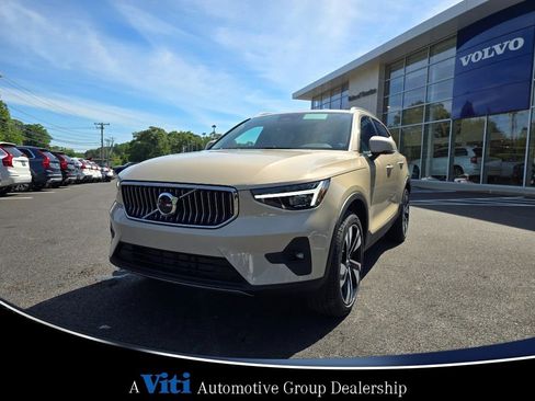Used 2025 Volvo XC40 B5 Plus w/ Climate Package image 5
