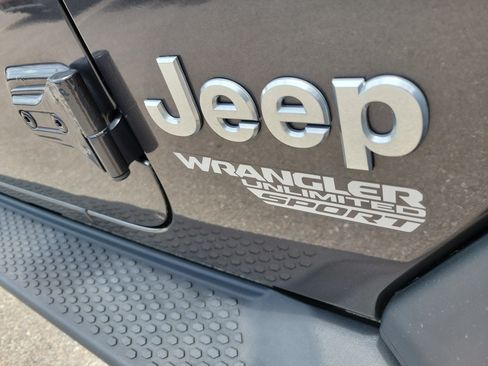 Used 2019 Jeep Wrangler Unlimited Sport S AWD/4WD image 9
