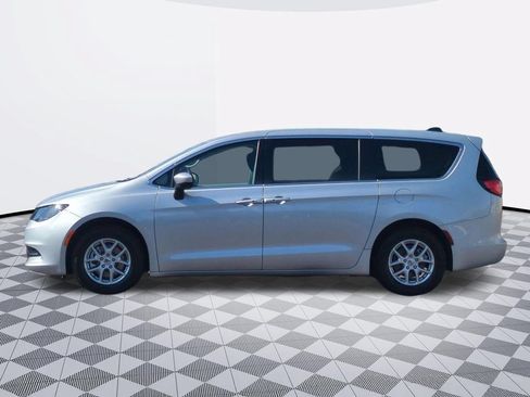 Used 2022 Chrysler Voyager LX FWD image 3