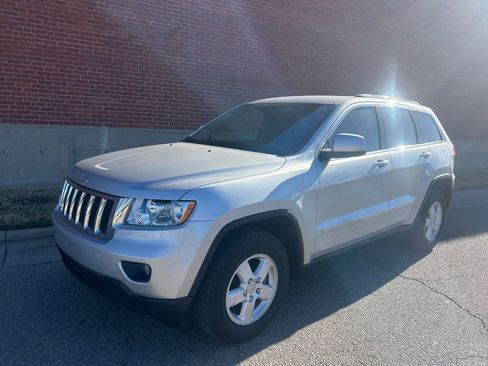 Used 2011 Jeep Grand Cherokee Laredo image 1
