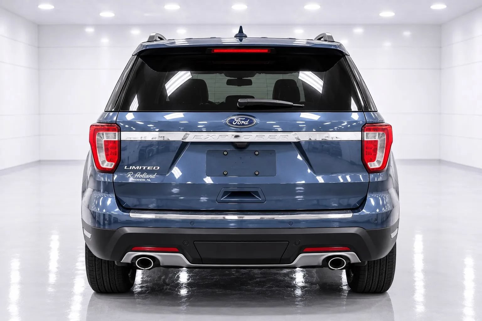 Used 2019 Ford Explorer Limited w/ Ford Safe & Smart Package FWD image 4