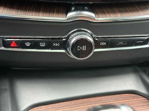 Used 2021 Volvo XC60 T5 Momentum w/ Advanced Package image 27