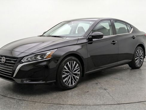 Used 2025 Nissan Altima 2.5 SV image 3