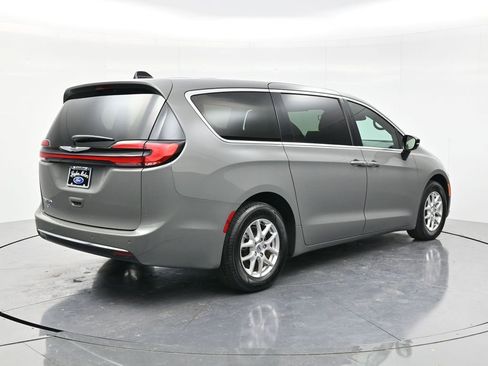 Used 2025 Chrysler Pacifica Select FWD image 5