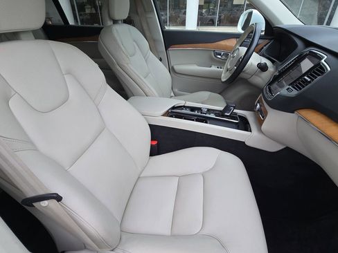 Used 2021 Volvo XC90 T8 Momentum AWD/4WD image 10