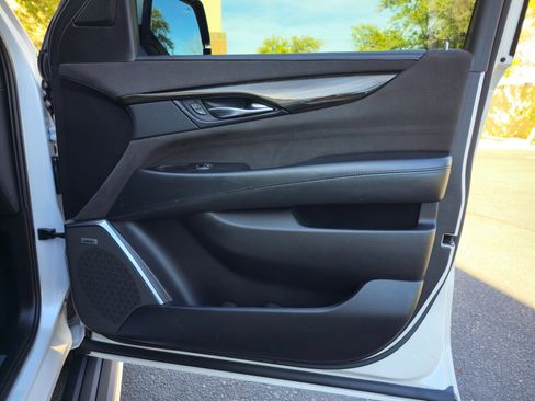 Used 2018 Cadillac Escalade ESV Platinum image 28