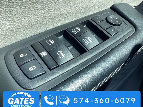 Used 2023 Chrysler Pacifica Touring-L image 26