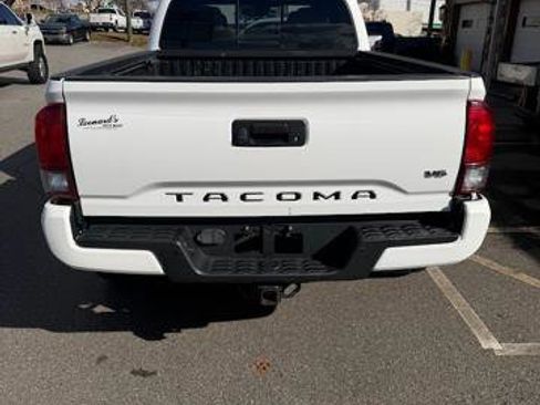 Used 2018 Toyota Tacoma 4x4 Double Cab image 2