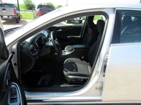 Used 2018 Chevrolet Malibu LT image 12