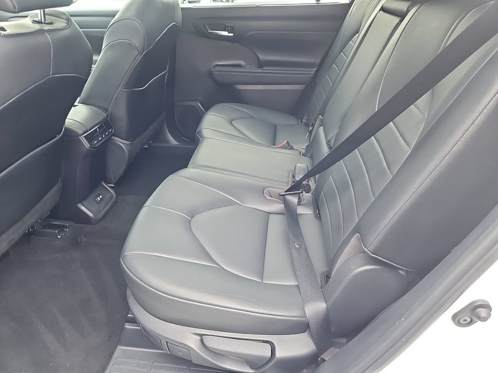 Used 2021 Toyota Highlander XLE AWD/4WD image 31