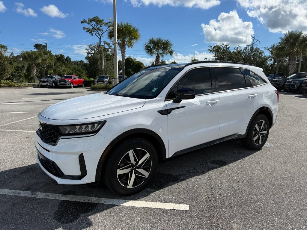 Used 2023 Kia Sorento EX w/ Panoramic Sunroof Package FWD image 7