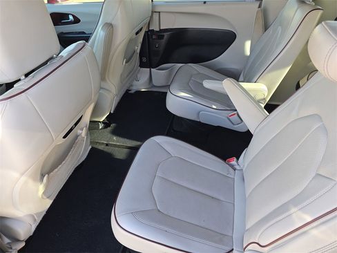 Used 2020 Chrysler Pacifica Limited image 15