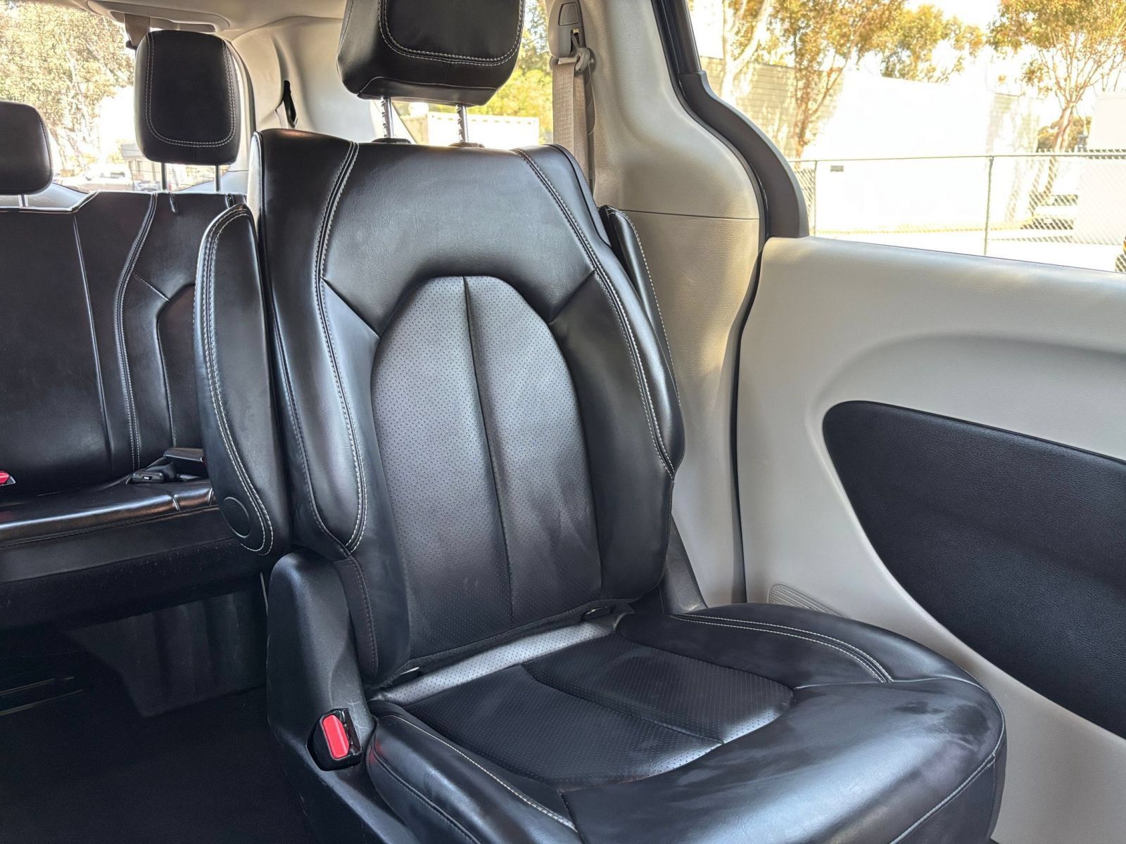 Used 2023 Chrysler Pacifica Touring-L FWD image 39