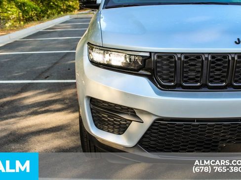 Used 2025 Jeep Grand Cherokee Altitude AWD/4WD image 12