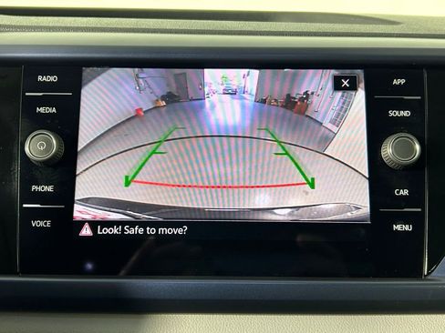 Used 2022 Volkswagen Taos SE w/ Panoramic Sunroof Package FWD image 18