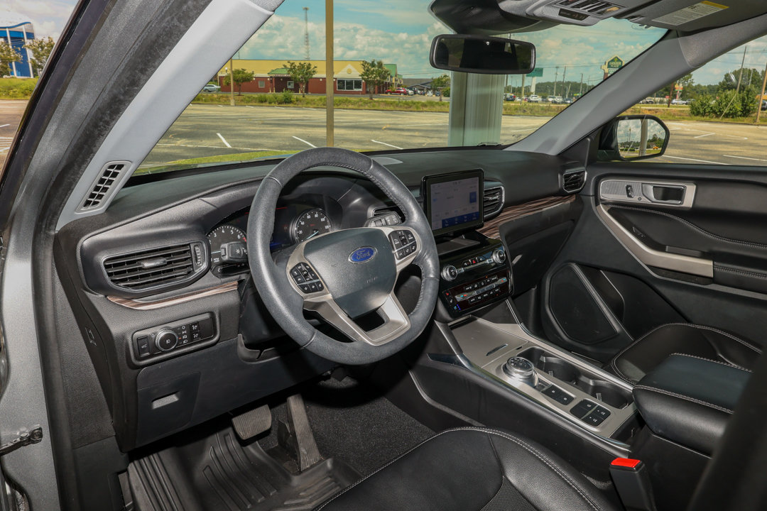 Used 2023 Ford Explorer Limited w/ Equipment Group 301A RWD image 11