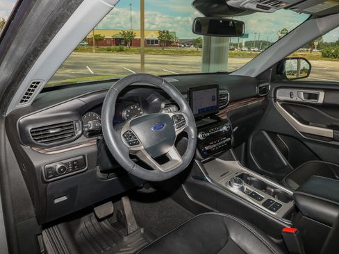 Used 2023 Ford Explorer Limited w/ Equipment Group 301A RWD image 11