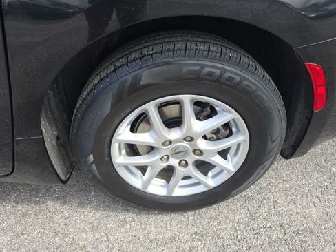 Used 2022 Chrysler Pacifica Touring-L image 39