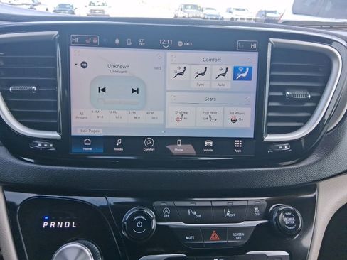 Used 2023 Chrysler Pacifica Touring-L image 25