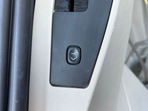 Used 2010 Chrysler Town & Country Touring w/ Entertainment Group #2 FWD image 18