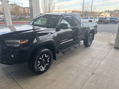 Used 2020 Toyota Tacoma TRD Off-Road image 2