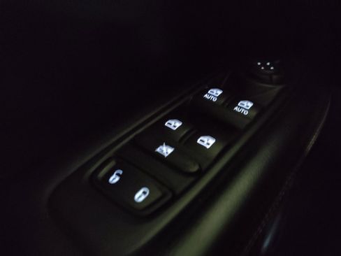 Used 2018 Jeep Compass Latitude FWD image 27