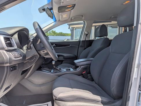 Used 2019 Kia Sorento AWD V6 image 16