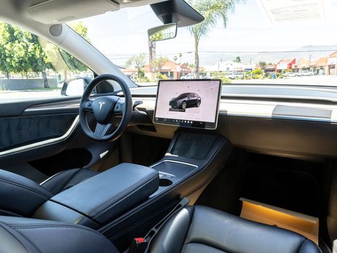 Used 2024 Tesla Model Y Long Range AWD/4WD image 30