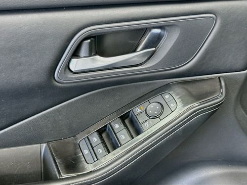 Used 2025 Nissan Rogue SV FWD image 15