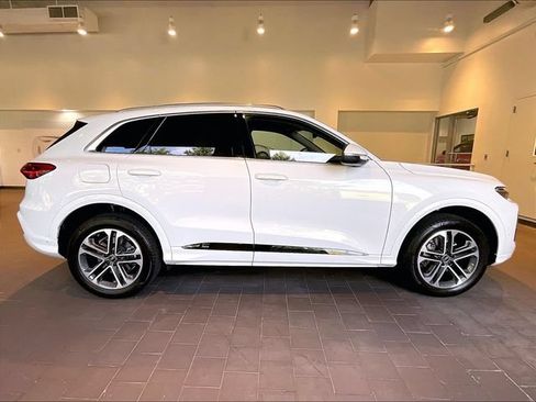 Certified 2025 Audi Q5 Premium w/ Convenience Package AWD/4WD image 9