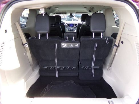 Used 2017 Chrysler Pacifica Touring-L w/ Tire & Wheel Group FWD image 22