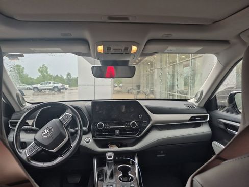 Used 2023 Toyota Highlander Limited AWD/4WD image 10