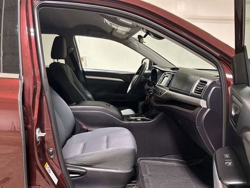 Used 2019 Toyota Highlander LE image 21