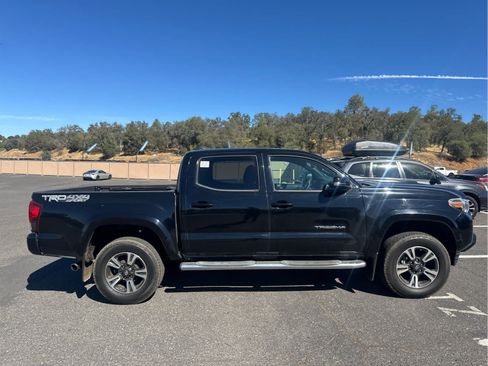 Used 2019 Toyota Tacoma TRD Sport w/ Technology Package AWD/4WD image 4