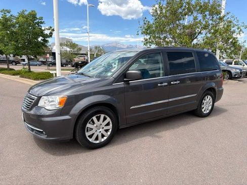 Used 2016 Chrysler Town & Country Touring w/ Driver Convenience Group FWD image 3