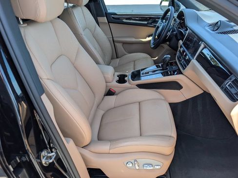 Certified 2025 Porsche Macan AWD/4WD image 17