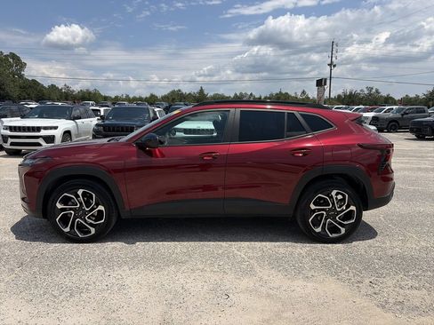 Used 2024 Chevrolet Trax RS w/ Sunroof Package FWD image 3