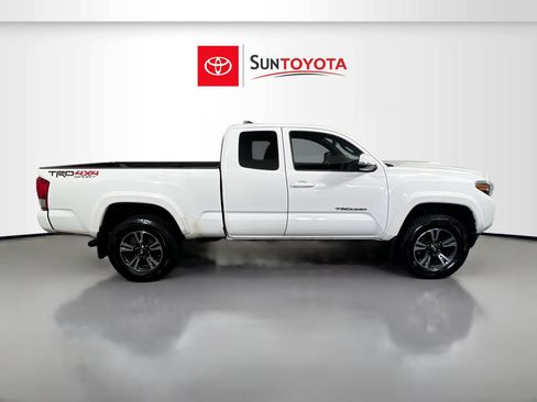 Used 2017 Toyota Tacoma TRD Sport w/ Tow Package (A/T) AWD/4WD image 2