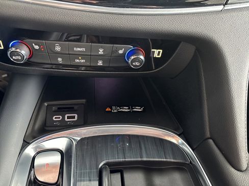 Used 2022 Buick Enclave Essence image 20
