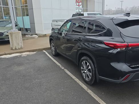 Used 2023 Toyota Highlander XLE AWD/4WD image 2